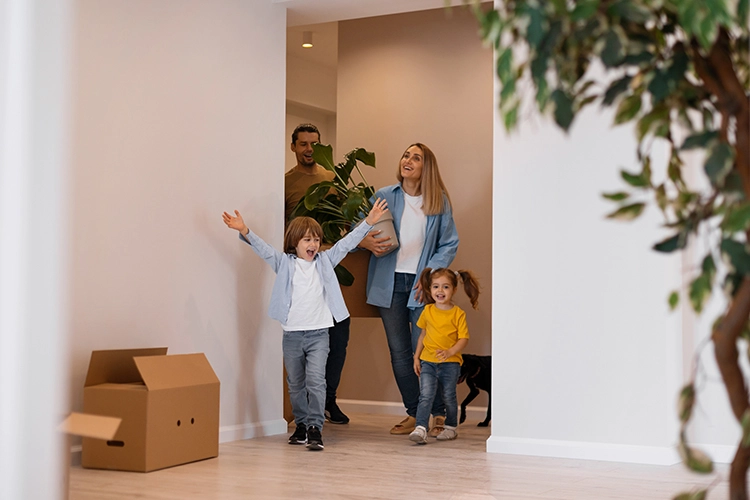 Familia estrenando casa con Colsubsidio