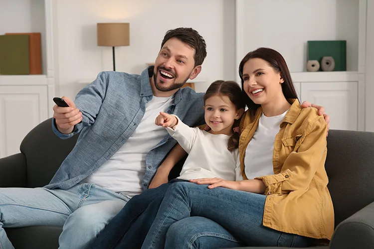 Familia viendo televisión