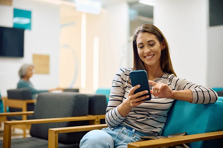 Mujer revisando el celular