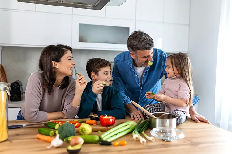 Familia feliz cocinando