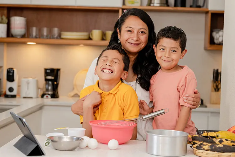 Madre con hijos cocinando