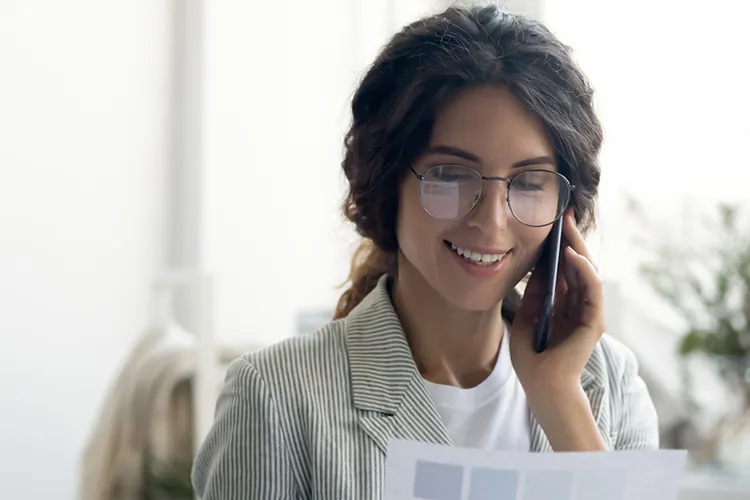 Mujer hablando por teléfono