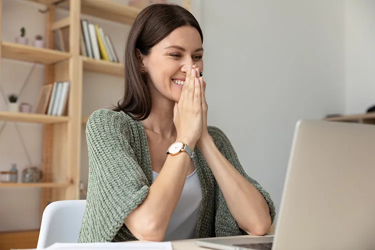 Mujer feliz frente al computador