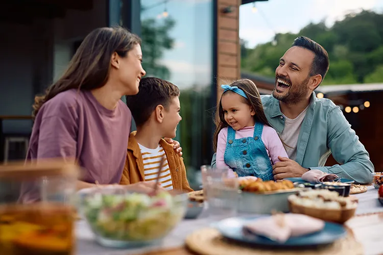 Familia feliz comiendo al aire libre