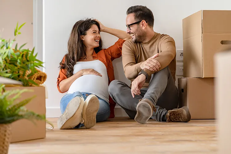 Pareja feliz en su casa nueva