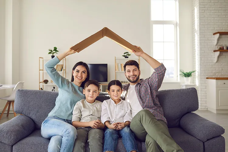 Familia feliz en su casa nueva