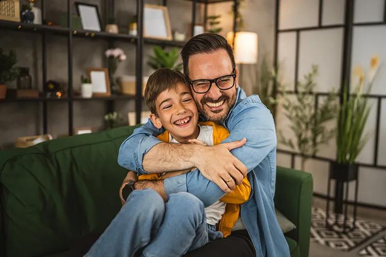 Padre abrazando a su hijo