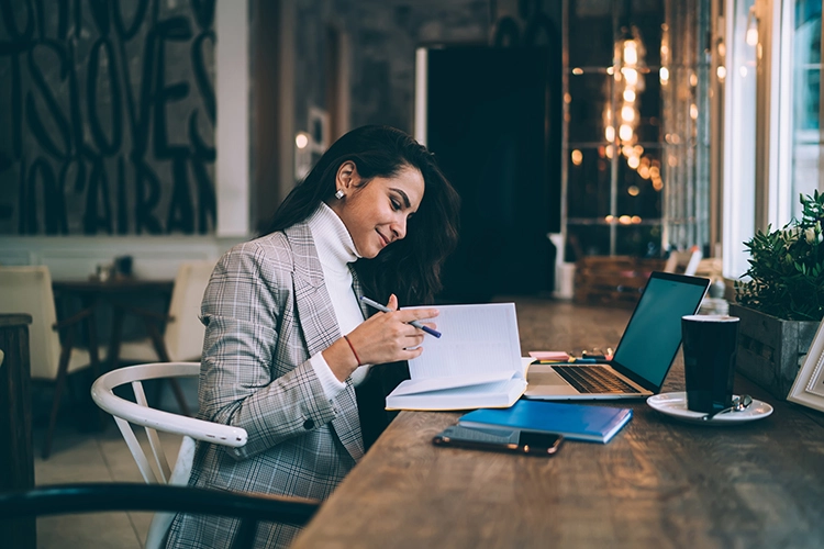 Mujer trabajando en escritorio