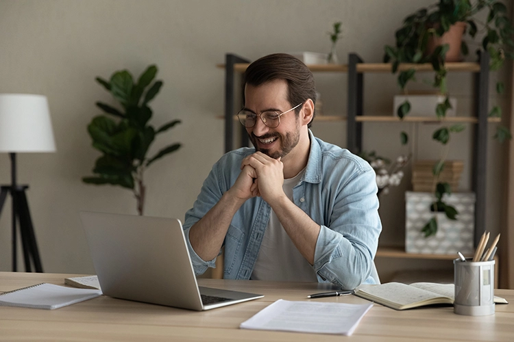 Hombre frente al computador