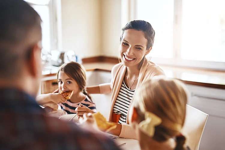 Familia feliz compartiendo cena 