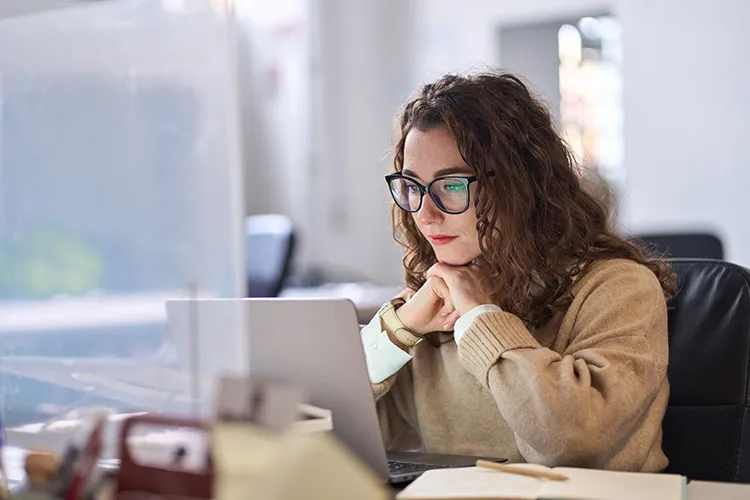 Mujer frente a su computador