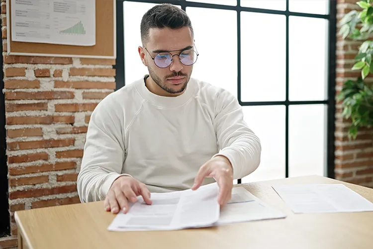 Hombre revisando documentos