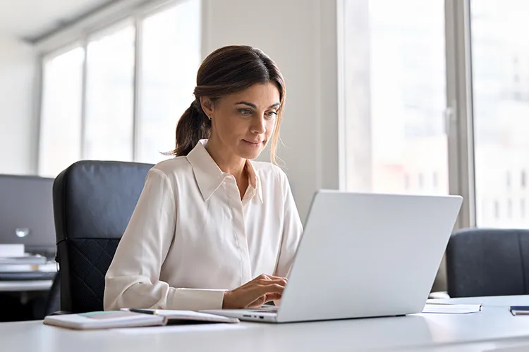 Mujer revisando su computadora