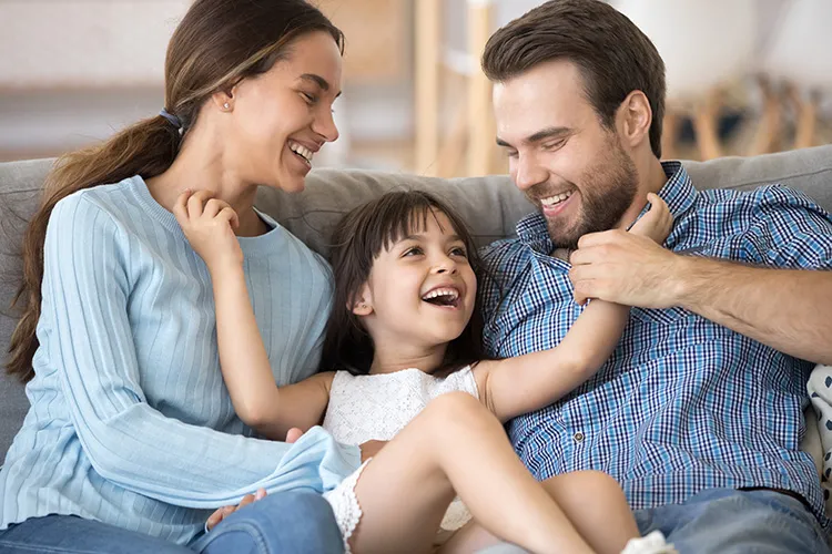 Familia feliz sonriente