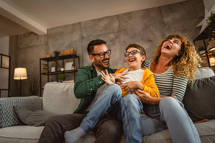 Familia feliz jugando y riendo