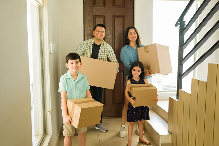 Familia con cajas de mudanza