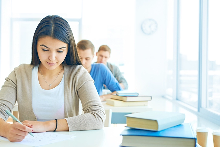 Mujer en clase estudiando