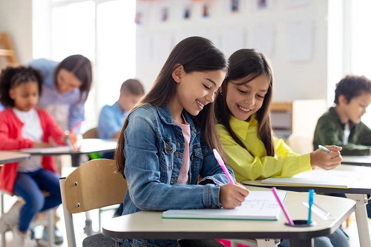 Niños en clase estudiando