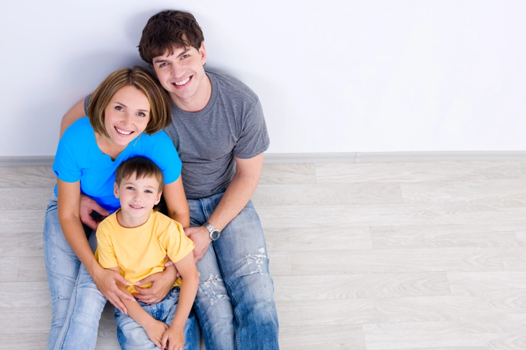 Familia feliz tomándose una fotografía