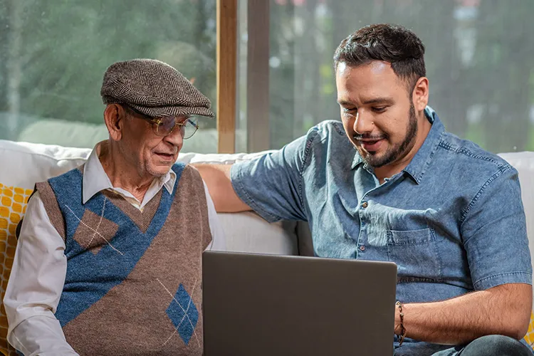 Padre e hijo revisando su computador