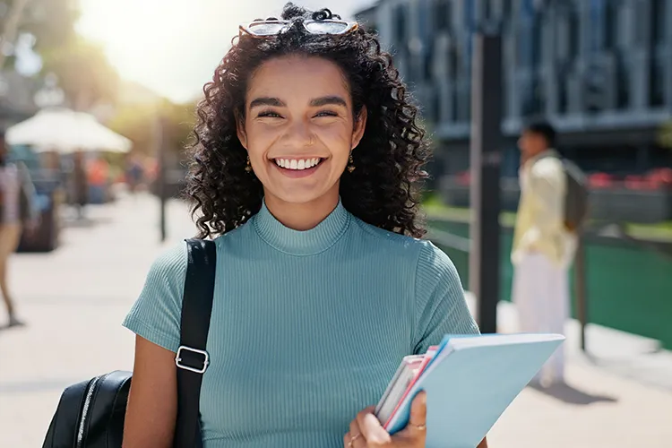 Mujer estudiante feliz