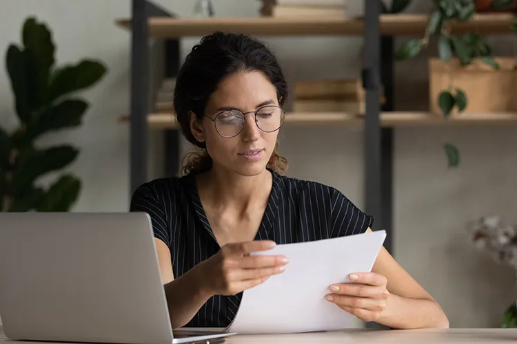 Mujer revisando contrato de subsidio de vivienda nueva