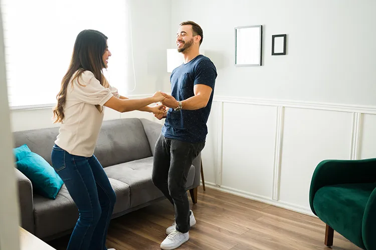 Personas bailando en casa nueva