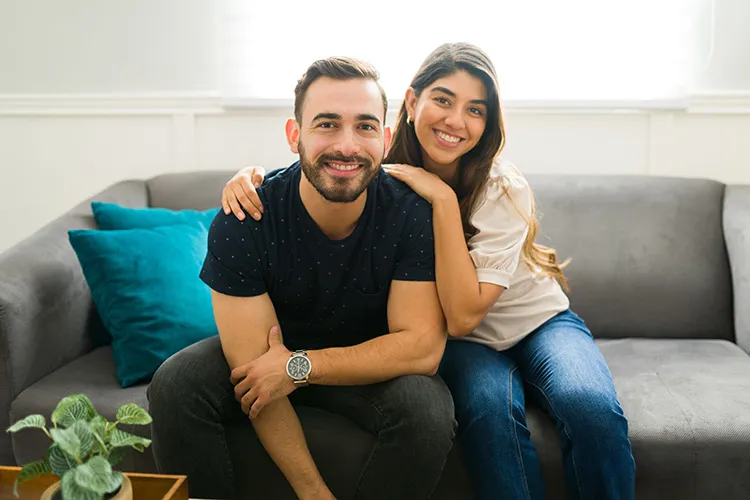 Pareja feliz casa nueva