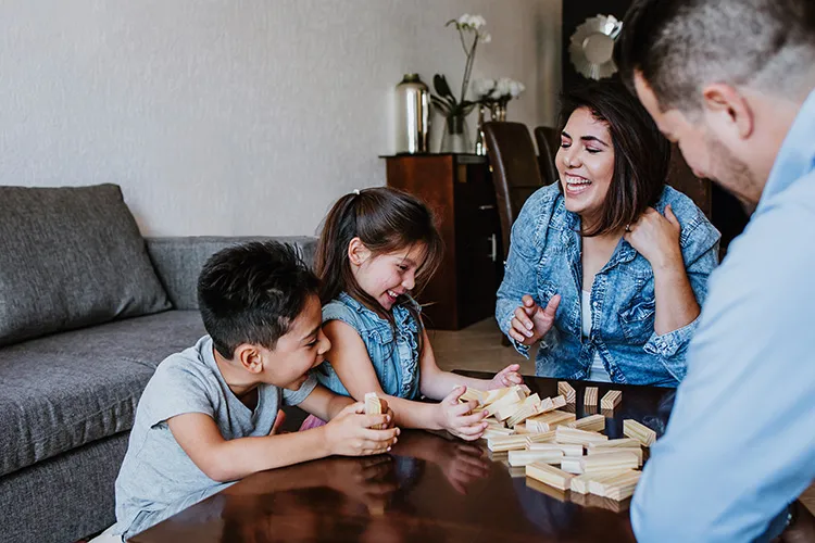 Familia feliz jugando