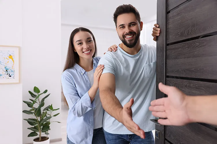 Pareja feliz con subsidio de vivienda nueva