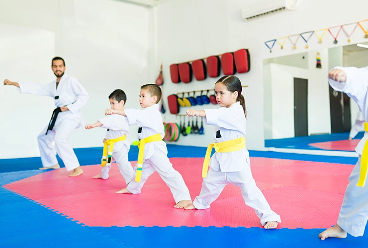 Niños practicando Taekwondo