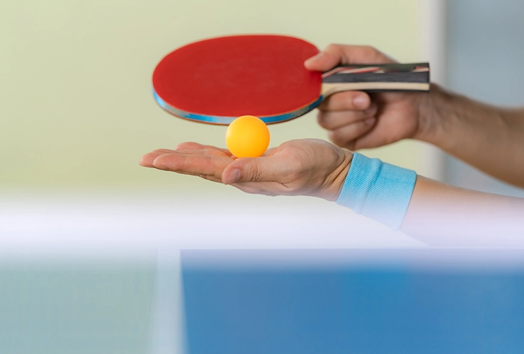 Persona Jugando tenis de mesa