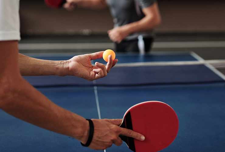 Persona practicando tenis de mesa