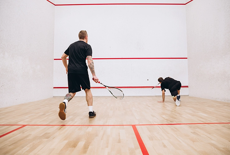 Personas jugando squash