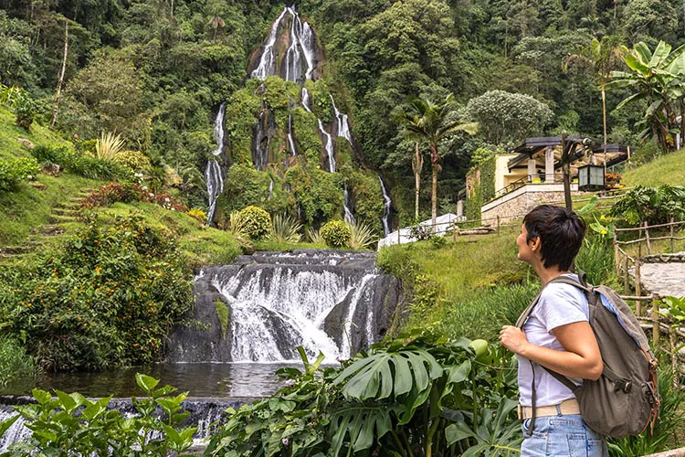 Mujer disfrutando de la naturaleza