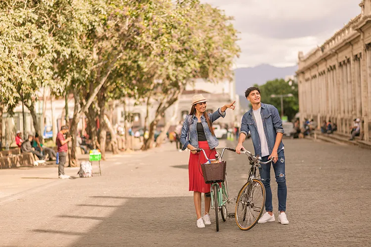 Personas paseando en bicicleta