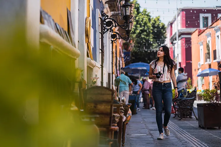 Mujer tomando fotografías