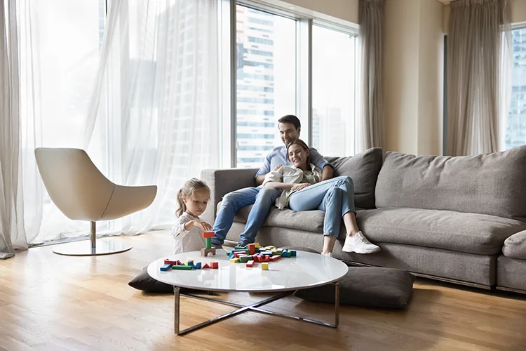 Familia feliz en su casa nueva