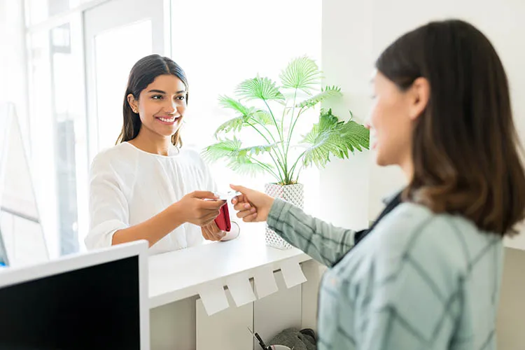 Mujer pagando virtualmente con tarjeta Colsubsidio