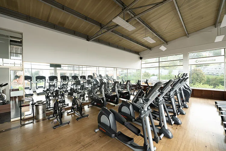 Gimnasio con sala de bicicletas 