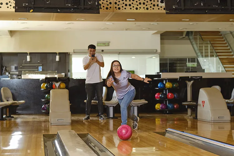 Personas jugando bolos