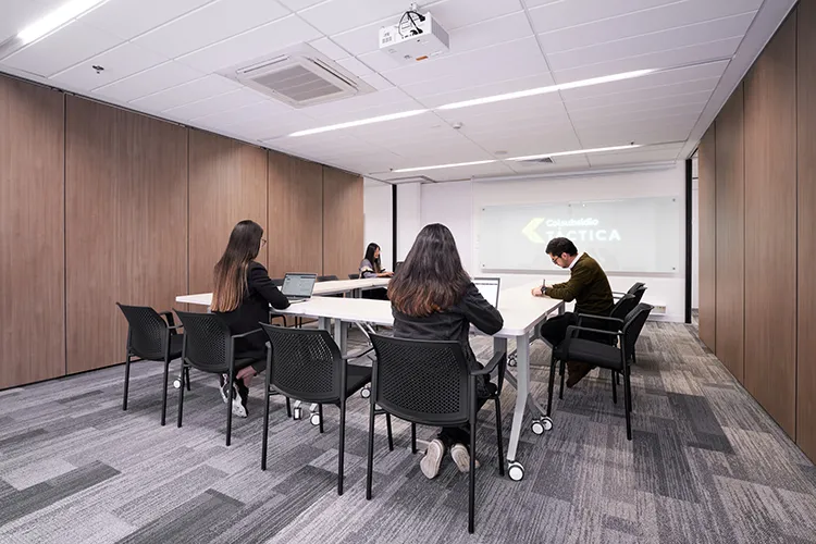 equipo de trabajo reunido en una sala de juntas