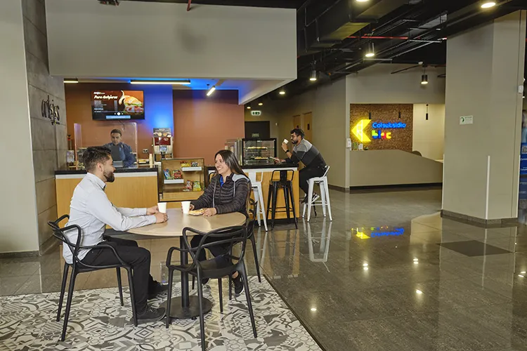 Dos personas tomando café en la cafetería