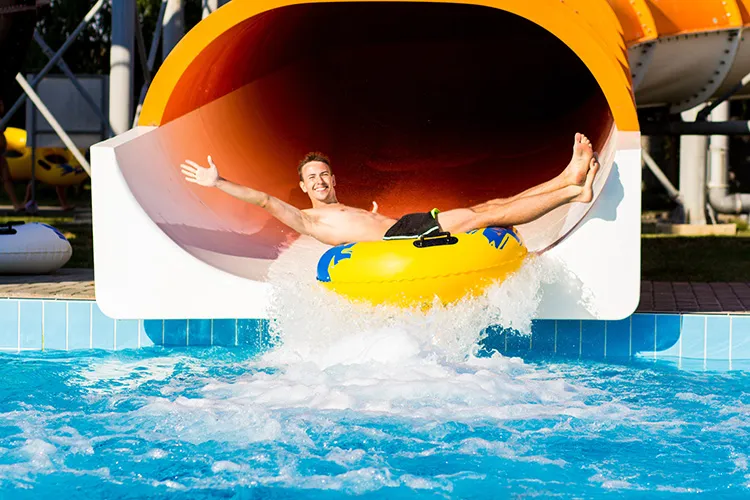 Hombre divirtiéndose en piscina