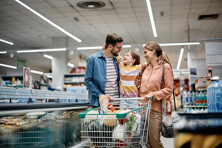 Familia en mercado Colsubsidio