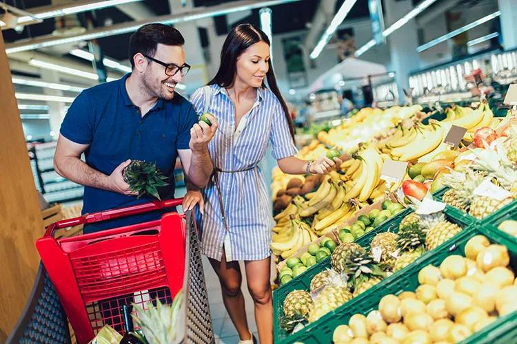 Pareja en el mercado Colsubsidio