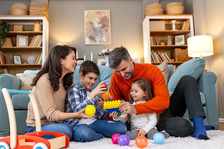 Familia jugando con sus hijos