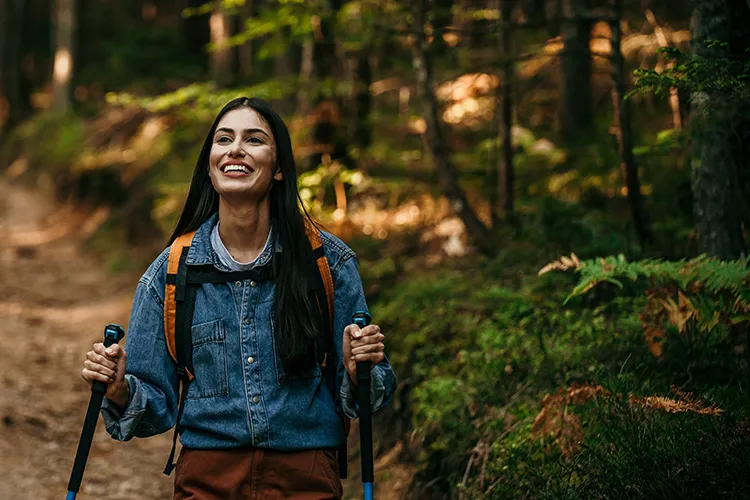 Mujer en caminata ecológica