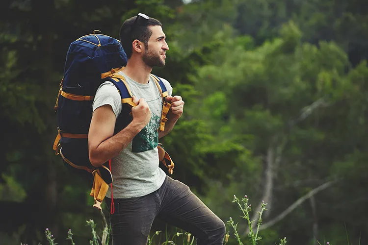 Hombre en caminata ecológica