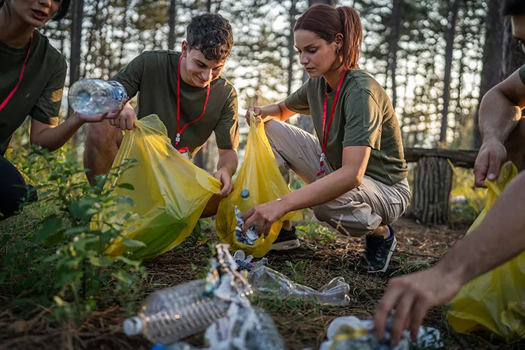 Grupo de personas reciclando basura